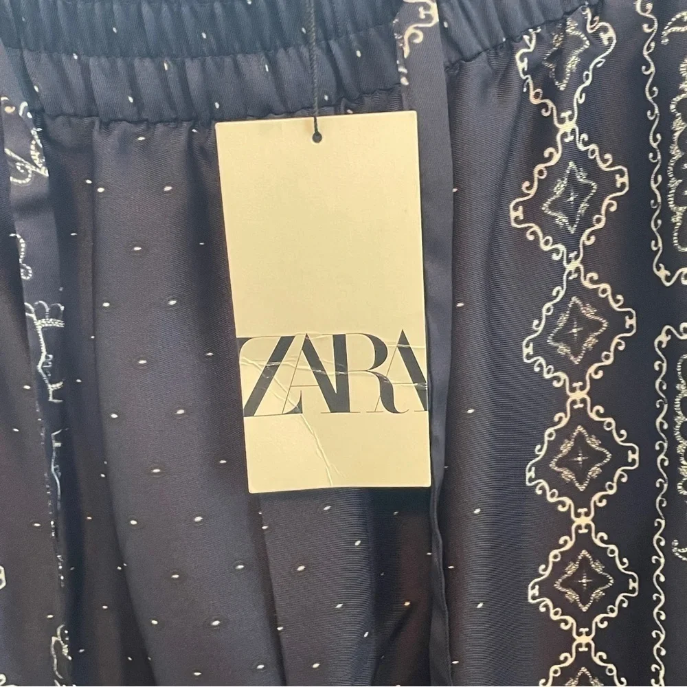 Zara Blue and White Wide Leg Palazzo Pants with Paisley Print Size L NWT